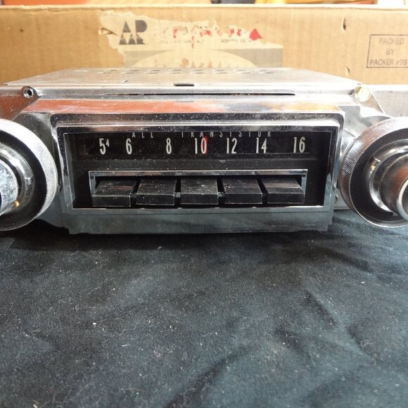 1964 BUICK Special AUTOMATIC RADIO All Transistor Push Button Radio Mo. SBP-4027 - Picture 2 of 8